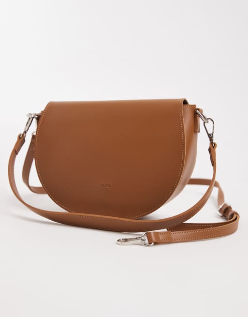 PASQ - Gyldenbrun crossbody- og skuldertaske med kurvet form, 3 af 4