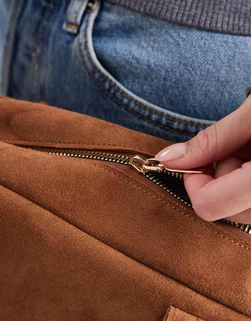 PASQ - Gyldenbrun lille bowlingtaske i ruskind med crossbody-rem, 4 af 4
