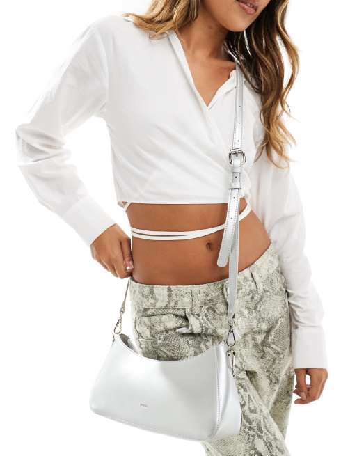 PASQ – Lange Baguette-Schultertasche in Silber mit abnehmbarem Umhängeriemen , 2 von 4