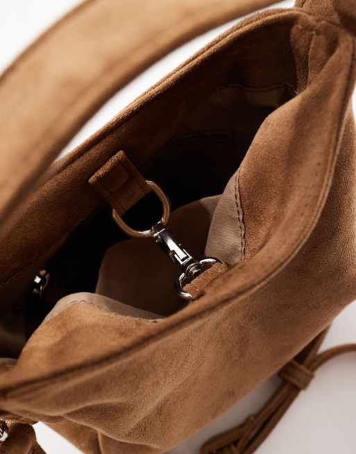 PASQ – Ljusbrun axelremsväska i mockaimitation och slouchy, liten modell, 2 av 4
