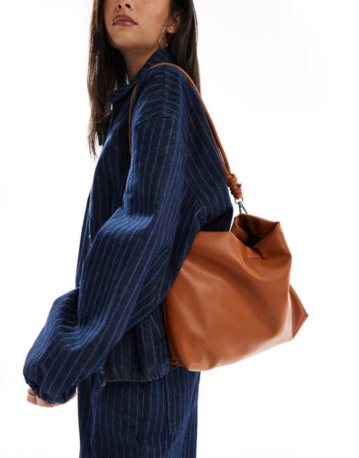 PASQ - Lysebrun skuldertaske med rynket top og crossbody-strop