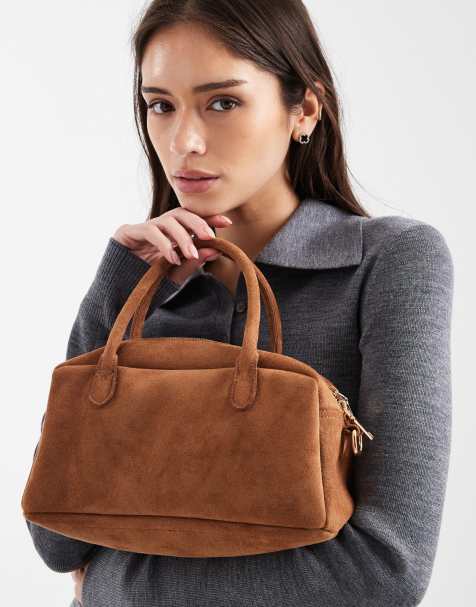 PASQ – Mała zamszowa torebka typu bowling z paskiem crossbody w jasnobrązowym kolorze - view 1
