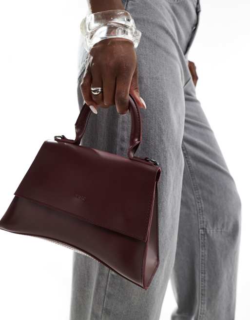 PASQ - Mini handtas met gebogen onderkant en crossbody band in bordeauxrood , 3 van 4