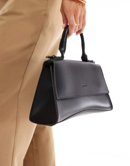 PASQ - Minihandtas met gebogen onderkant en crossbody band in zwart, 4 van 4