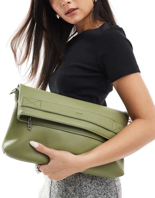 PASQ - Pochette verde oliva con tracolla e dettaglio ripiegato