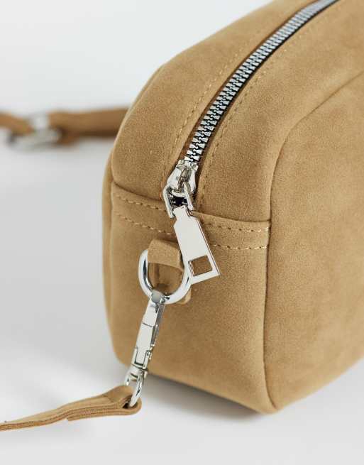 PASQ - Sandfarvet crossbody-kamerataske i imiteret ruskind, 3 af 4