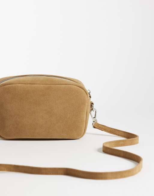 PASQ - Sandfarvet crossbody-kamerataske i imiteret ruskind, 4 af 4
