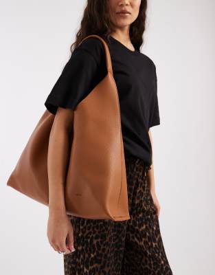 PASQ - Schultertasche in Hellbraun in A-Linien-Design mit weichen Einsätzen-Brown