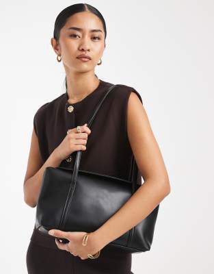 PASQ - Schultertasche in Schwarz mit Umschlag