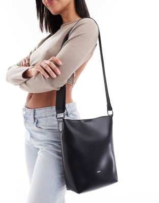 shoulder bucket bag in black