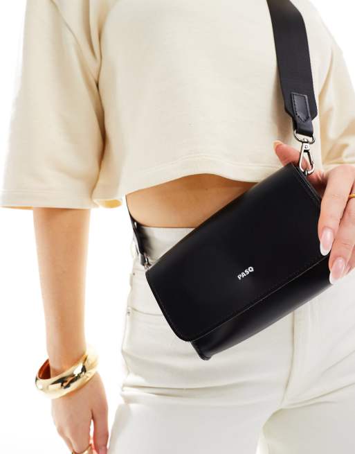 PASQ - Sort rektangulær crossbody-taske med flaplukning