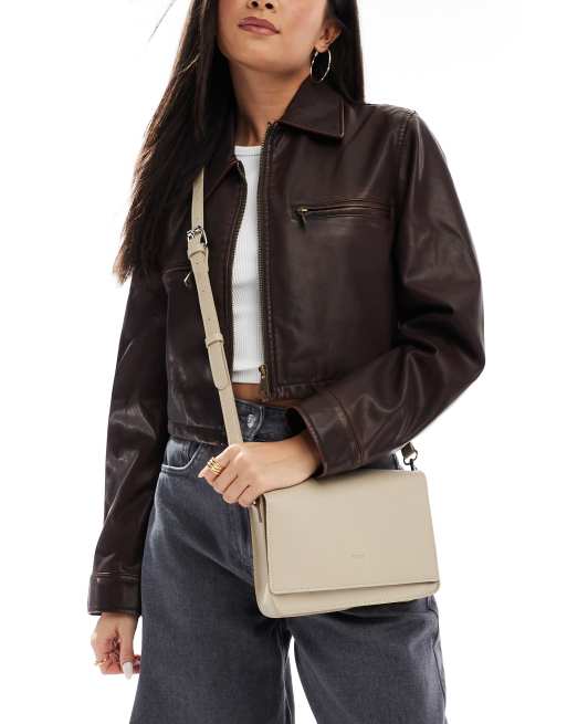 PASQ - Taupe crossbody-skuldertaske med flaplukning