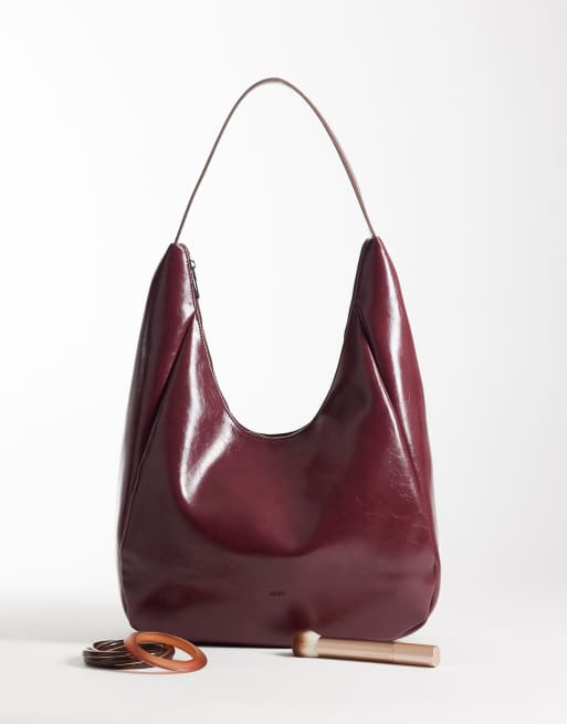 PASQ – Weiche Schultertasche in glänzendem Burgunderrot, 2 von 4