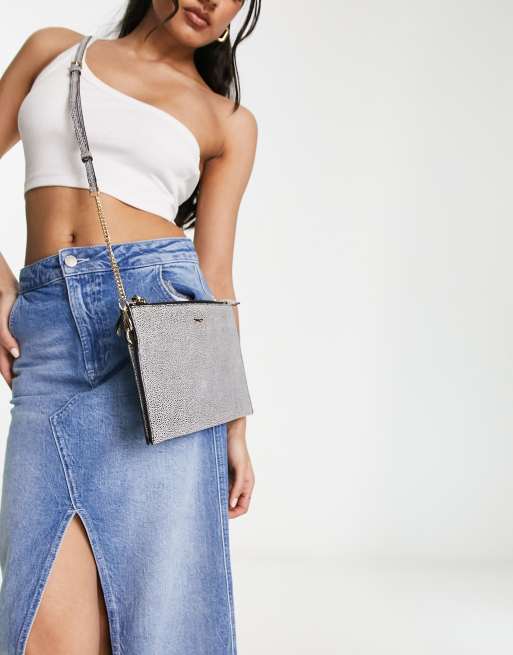 Paul Costelloe – Czarna torebka crossbody z wzorzystej skóry