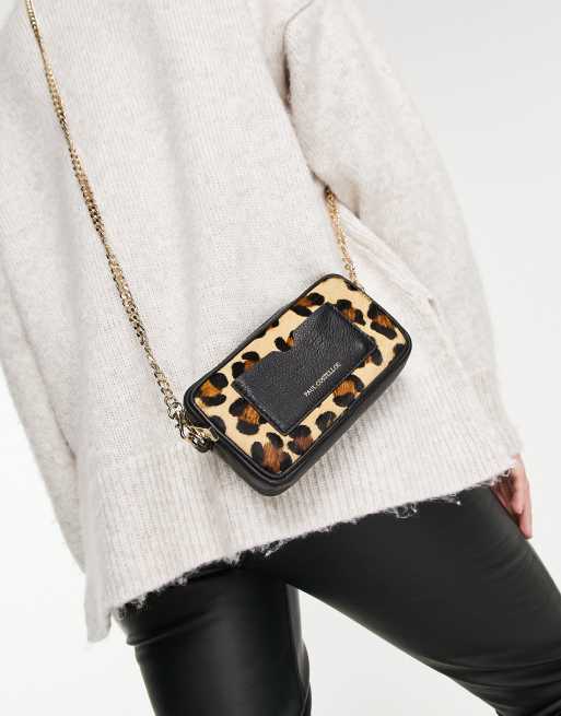 Paul Costelloe - Leren crossbodytas met kettinghengsel en ponyhair-print