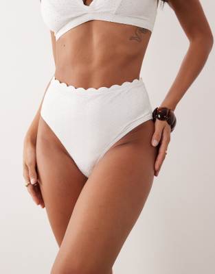 Peek & Beau - Bikinihose in Weiß mit Lochstickerei und hohem Bund