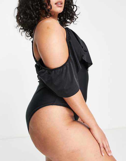 Peek & Beau Curve – Exclusive – Schulterfreier Badeanzug in Schwarz mit Rüschen, 3 von 4