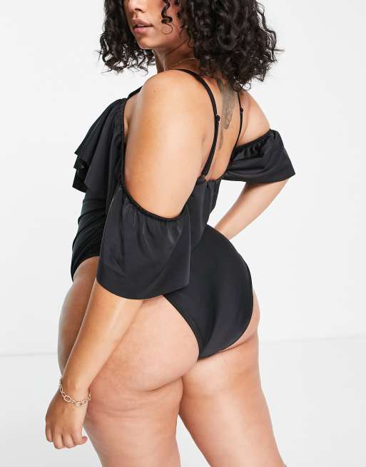 Peek & Beau Curve – Exclusive – Schulterfreier Badeanzug in Schwarz mit Rüschen, 4 von 4