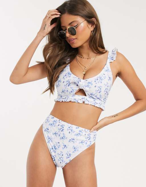 Peek & Beau - Fuller Bust - Exclusive - Crop-bikinitop med flæser og udskæring i blåt småblomstret print, 4 af 4