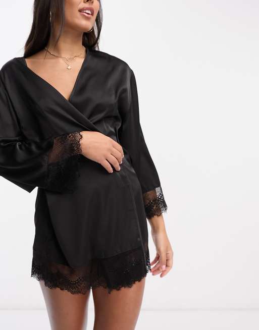Peek Beau Poitrines genereuses Peignoir en satin avec bordures en dentelle Noir ASOS