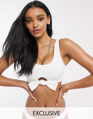 Peek & Beau – Vit bikiniöverdel i kort modell för fylligare byst med knytdetalj och struktur, endast hos ASOS