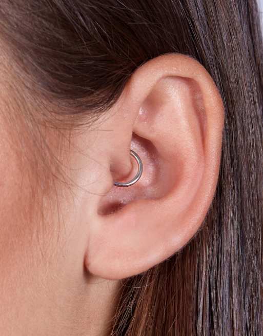 Pendiente de aro de 8 mm con cierre de bisagra chapado en plata de With Bling