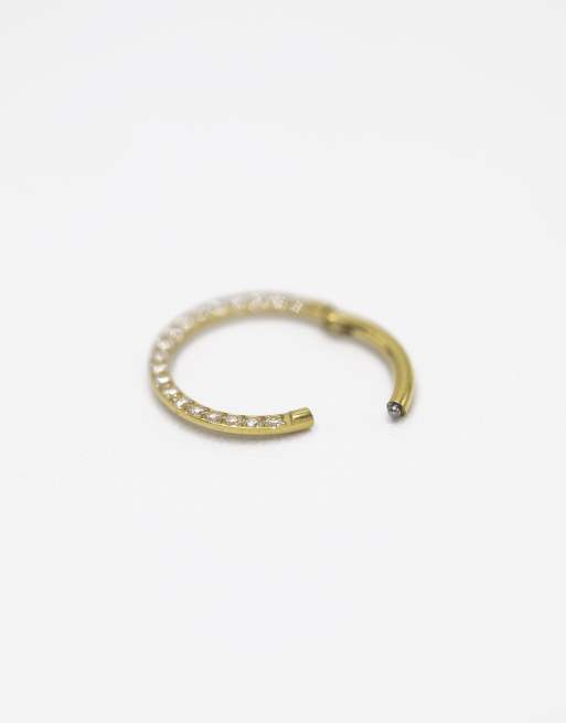 Pendiente de aro dorado de 10 mm de titanio chapado en oro con cierre de bisagra y circonitas de Lovisa, 2 de 3