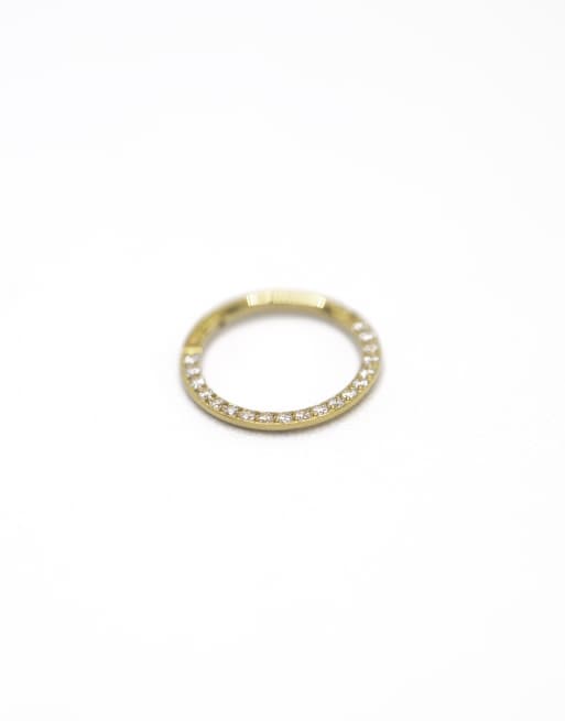 Pendiente de aro dorado de 10 mm de titanio chapado en oro con cierre de bisagra y circonitas de Lovisa, 3 de 3