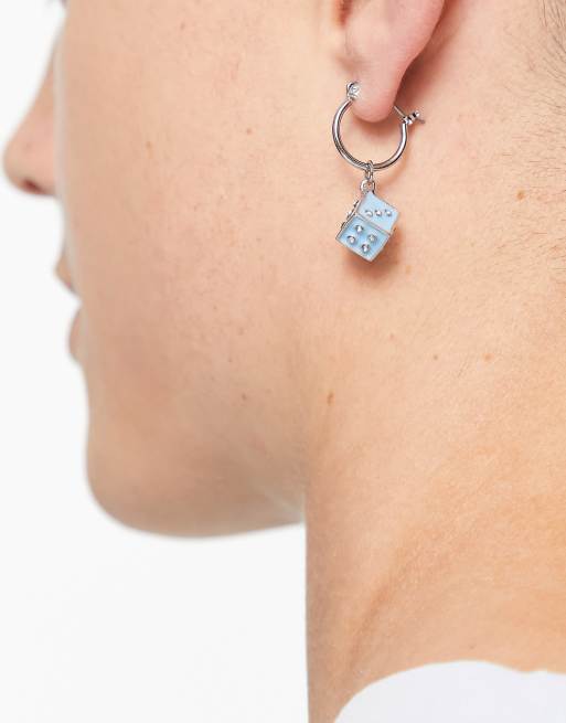 Pendientes azul bebé con diseño de dados de Madein.