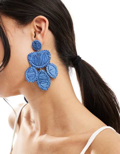 Pendientes azules con diseño floral de croché de Mango