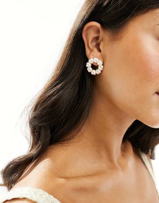 Pendientes blancos con diseño de círculo de perlas de True Decadence
