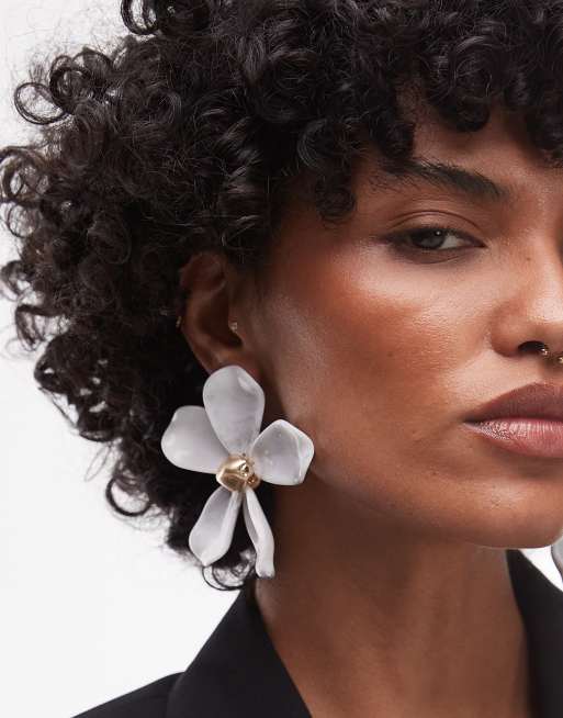 Pendientes blancos con diseño de flor marmoleada Elaine de Topshop, 3 de 3