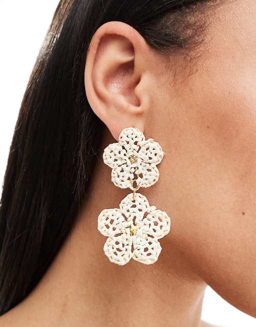 Pendientes blancos con diseño floral de cuentas de Mango 