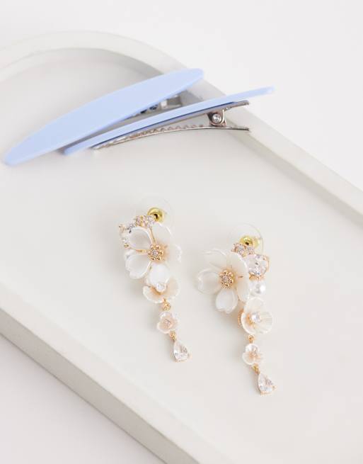 Pendientes colgantes con diseño de flores y perlas de imitación delicadas Seriena de ALDO, 2 de 4