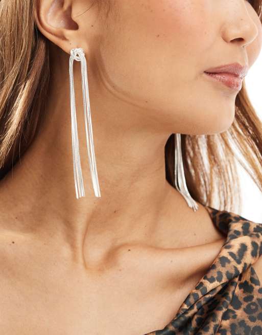 Pendientes colgantes con diseño de nudo y flecos chapados en plata de ASOS DESIGN