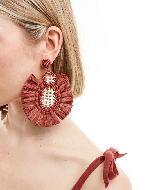 Pendientes color óxido con borlas de rafia de Mango 