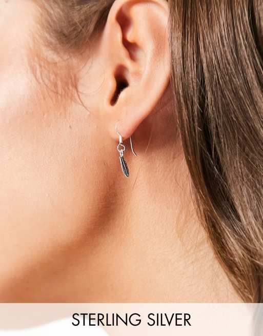Pendientes con charm de plumas de plata de ley de Kingsley Ryan