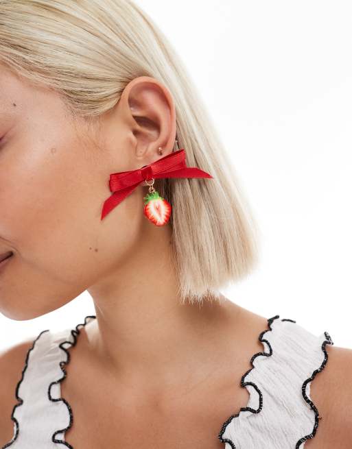 Pendientes con lazo rojo y charm de fresa de Reclaimed Vintage