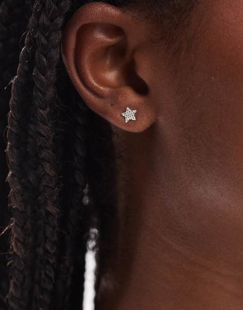 Pendientes de 6,5 mm con diseño de estrellas repujadas de plata de ley de Kingsley Ryan - view 1