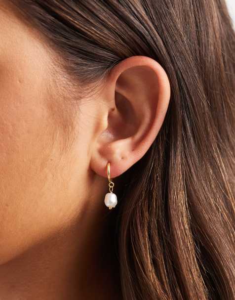 Pendientes de aro abiertos con charm de perla chapados en oro de Kingsley Ryan - view 1