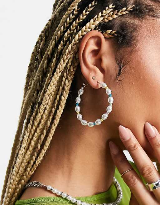 Pendientes de aro blancos de cuentas de colores y perlas de imitación de Topshop