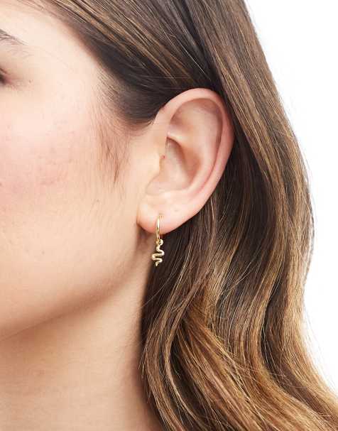 Pendientes de aro chapados en oro con charm de serpiente de Kingsley Ryan - view 1