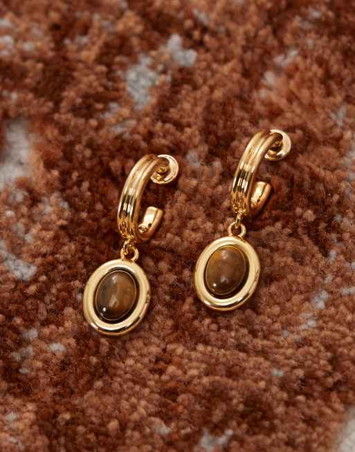 Pendientes de aro chapados en oro de 18 quilates con charm de piedra de ojo de tigre Devon de En Route , 2 de 3