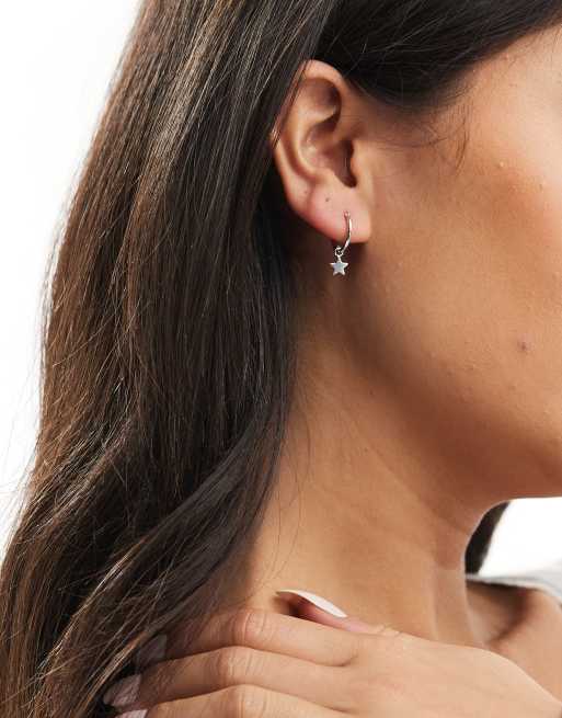 Pendientes de aro con charm de estrella de plata de ley de Kingsley Ryan