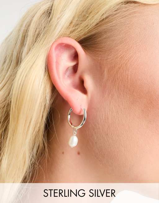Pendientes de aro con charm de perla de imitación chapados en plata de ley de Accessorize