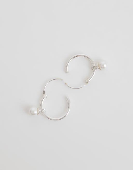 Pendientes de aro con charm de perla de plata de ley de Kingsley Ryan, 4 de 4