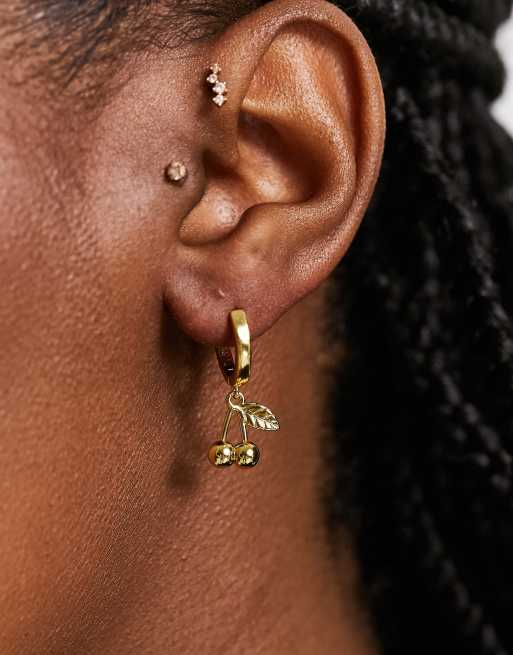 Pendientes de aro con diseño de cerezas chapados en oro de Image Gang , 2 de 4