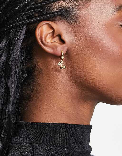 Pendientes de aro con diseño de cerezas chapados en oro de Image Gang , 3 de 4