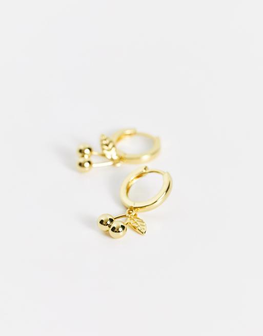 Pendientes de aro con diseño de cerezas chapados en oro de Image Gang , 4 de 4