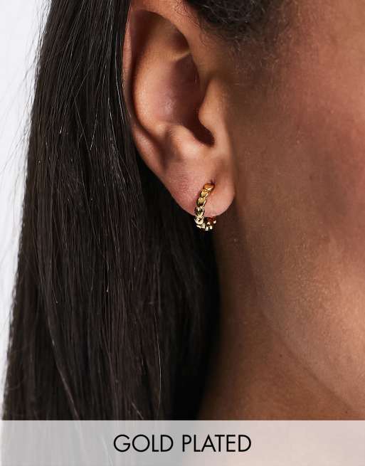 Pendientes de aro con diseño de corazones chapados en oro de Bloom & Bay